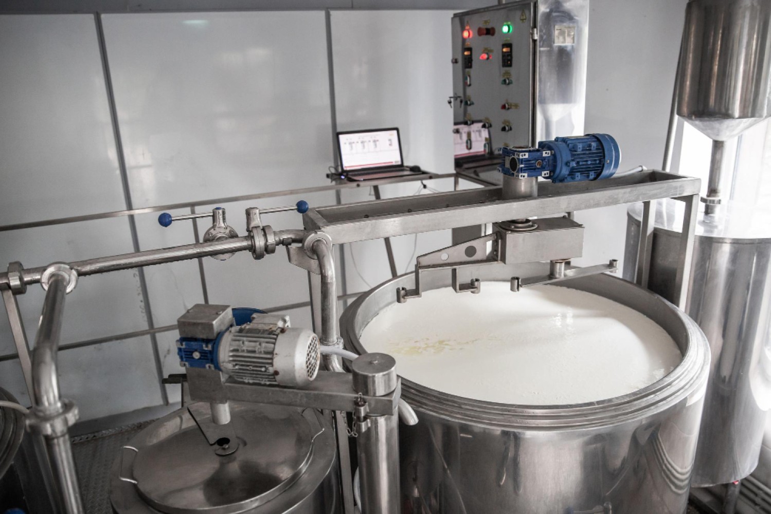 Тепловая обработка молока играет ключевую роль в обеспечении безопасности и качества молочных продуктов. Особенно актуальна пастеризация молока, которая считается наиболее оптимальным методом обработки. В данной статье подробно рассмотрим процесс пастеризации молока в России, его основные методы и оборудование, а также влияние на качество и безопасность молока.