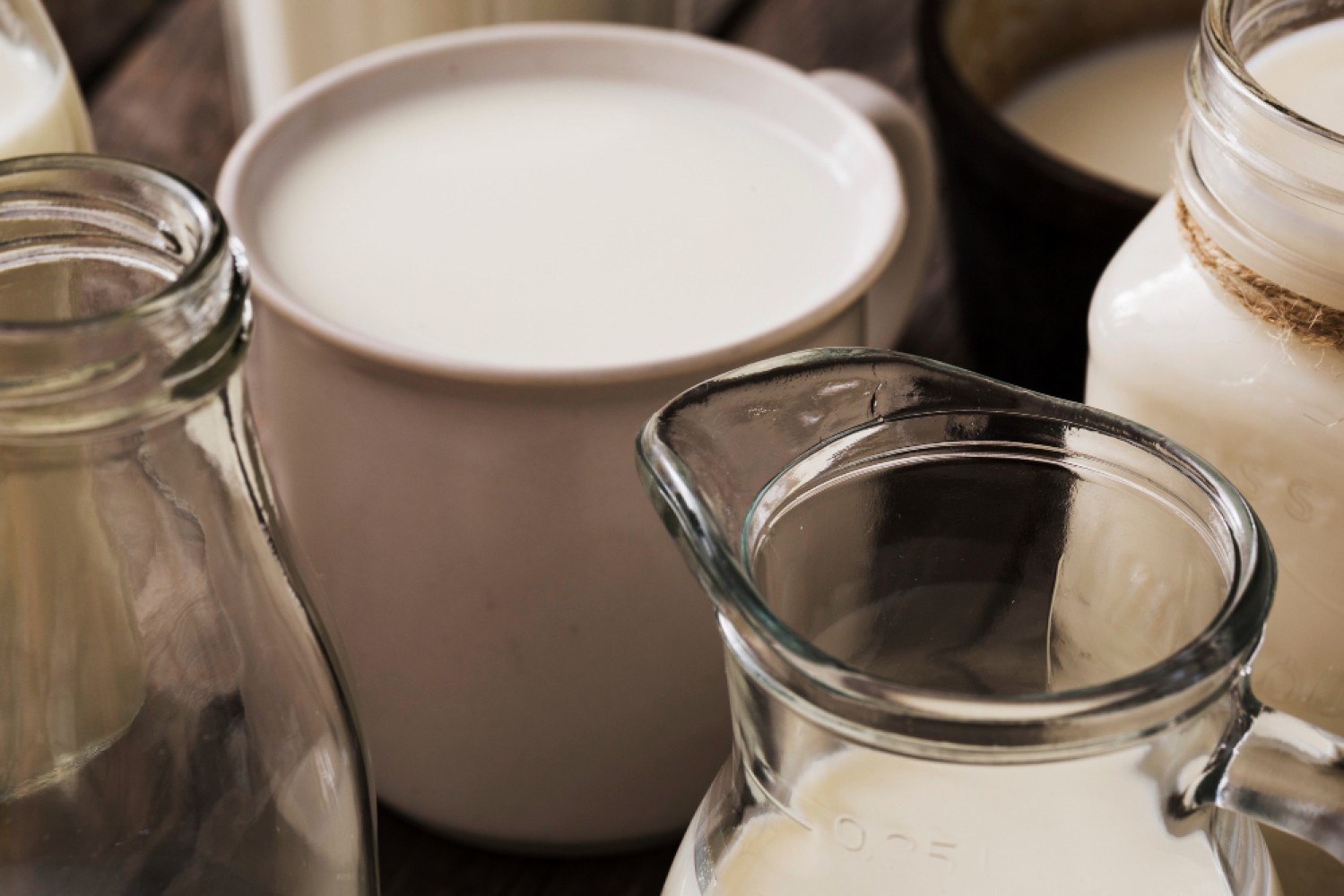 Молокоотделитель — это устройство, которое используется для разделения молока на составные части: сливки и обезжиренное молоко.