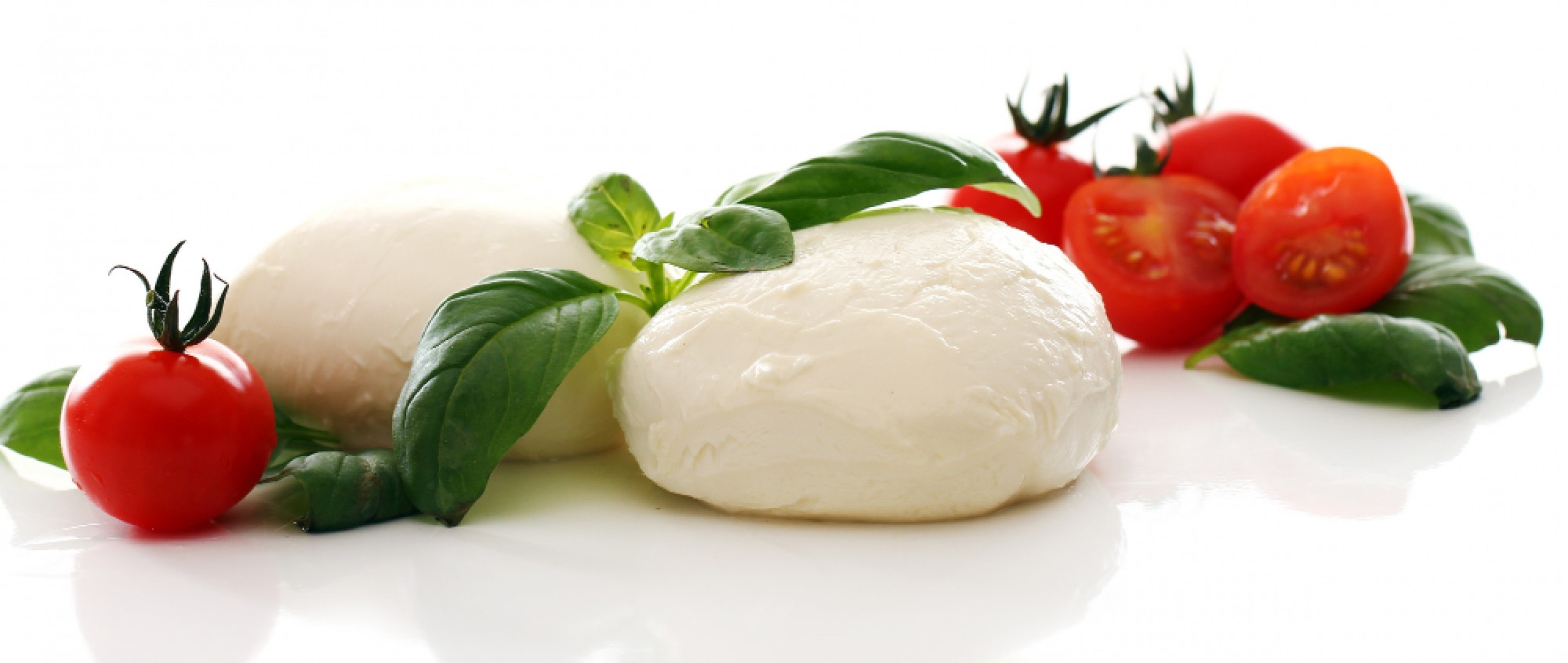 Сыр моцарелла — это сыр, родиной которого является Италия. Традиционно его делают из молока буйволов, но его также можно делать из коровьего молока