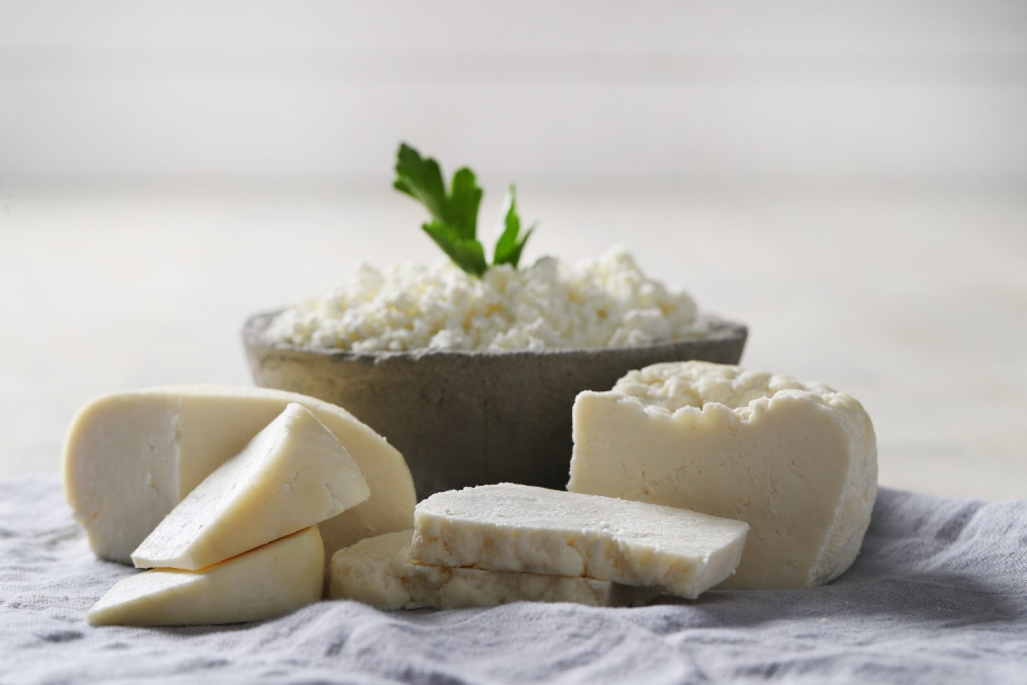 Сыр рикотта — это сыр, родиной которого является Италия. Это свежий мягкий сыр, изготовленный из сыворотки, оставшейся от производства других сыров, таких как моцарелла.
