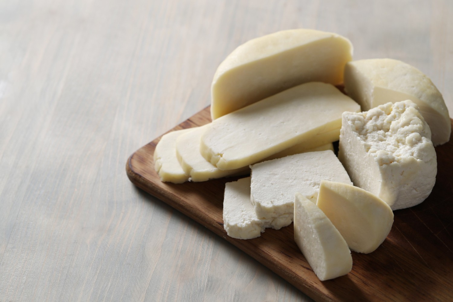 Погружение в мир кисломолочных сыров. Рассмотрение особенностей их производства, классификации различных типов сыров, а также уникальных аспектов, делающих их такими популярными и ценными.