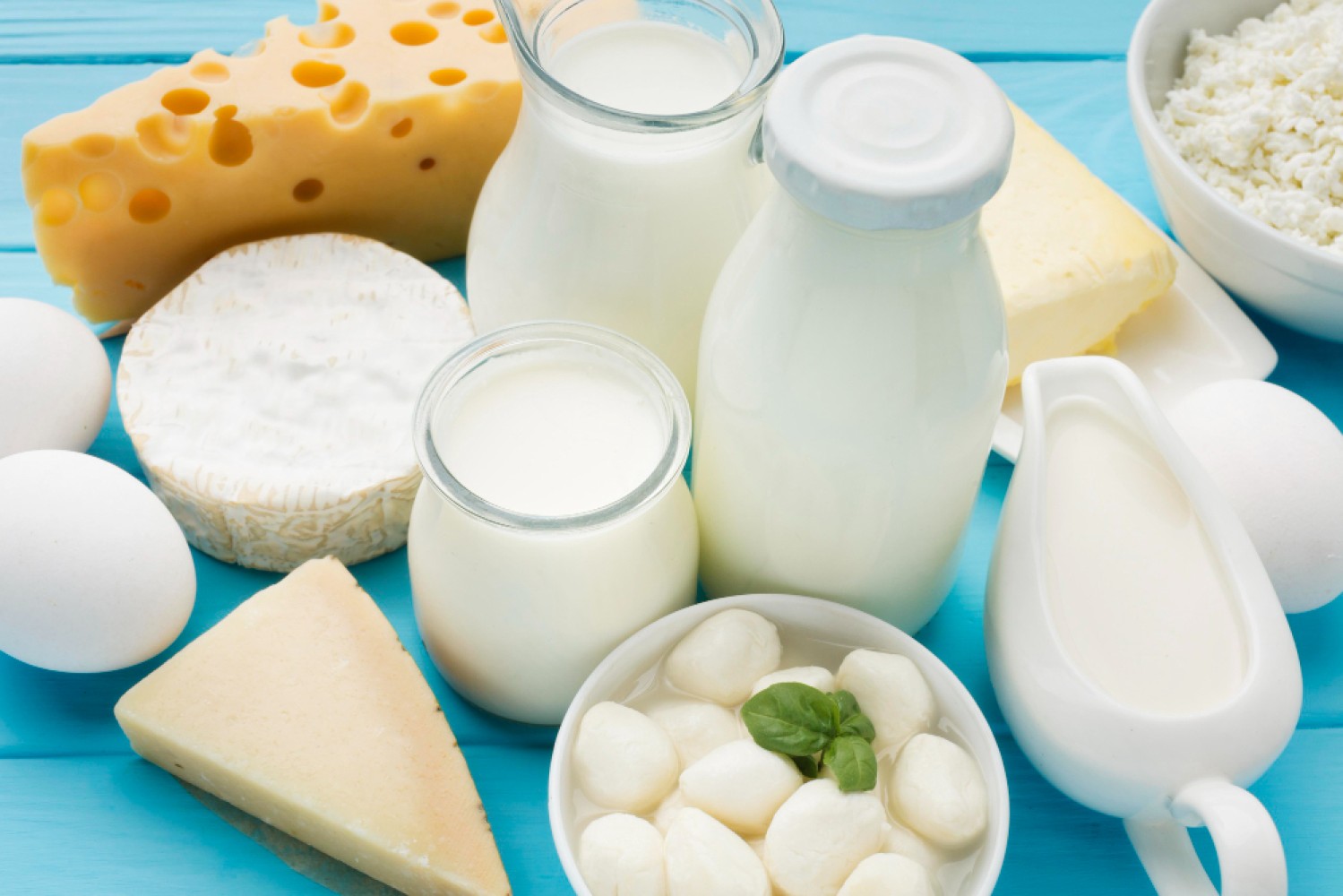 Сырое молоко - это молоко, которое не подвергалось термической обработке. Сырое молоко упаковывают в пластиковые или стеклянные бутылки. Хранить сырое молоко нужно при температуре от +2 до +6 градусов Цельсия.