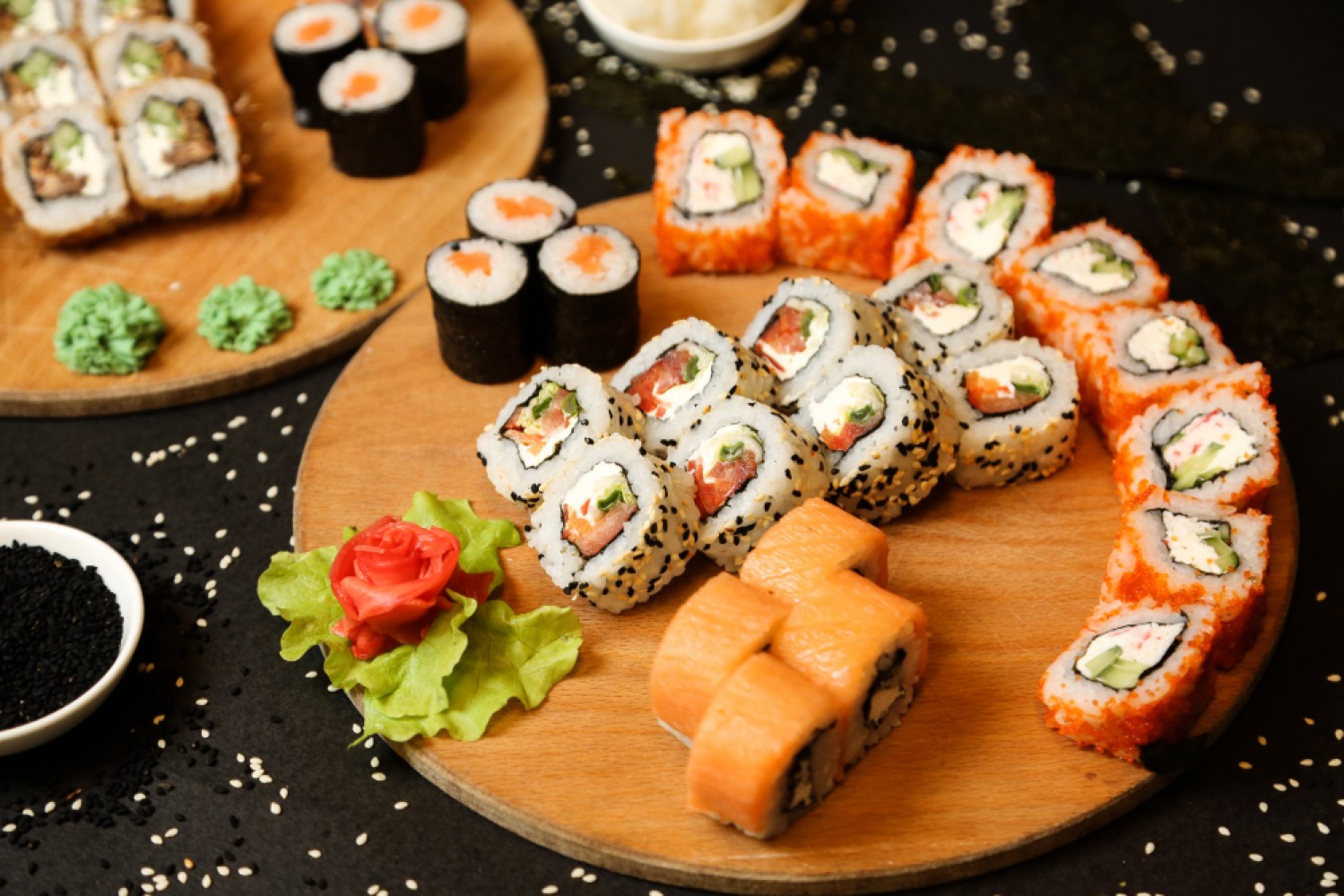 Суши давно завоевали популярность не только в Японии, но и во многих странах мира, включая Россию. Это блюдо стало символом японской кухни и предметом гордости гурманов.